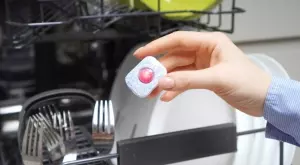 Течен, на прах или таблетка: Кой препарат за съдомиялна почиства най-добре