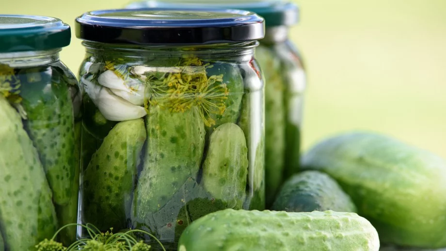 За да не стане мътна саламурата на киселите краставички, направете това