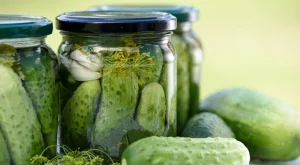 Подправките, които трябва да сложите в буркана с краставички, за да са хрупкави и вкусни