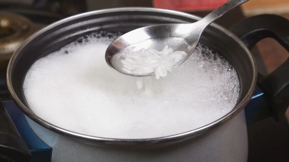 Ето как да направите почистващ препарат с водата от ориза