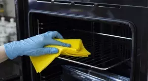 Тази паста за почистване на фурни отстранява всяко петно и засъхнала манджа