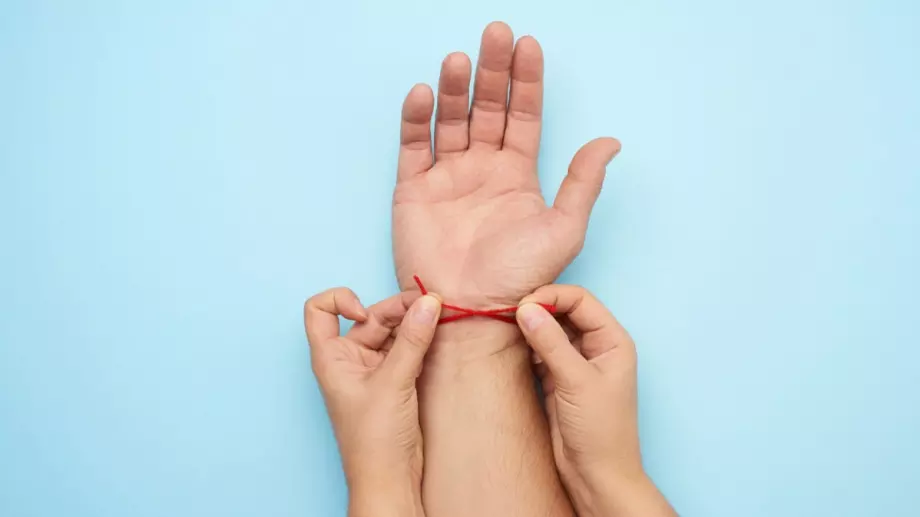 Защо трябва да си връзваме ЗЕЛЕН, а не ЧЕРВЕН конец?