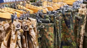 Камуфлажните панталони отново са на мода