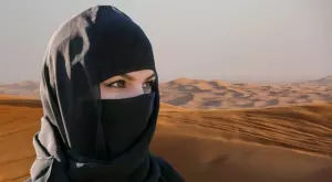 Виц за днес: Върви си арабска двойка през пустинята