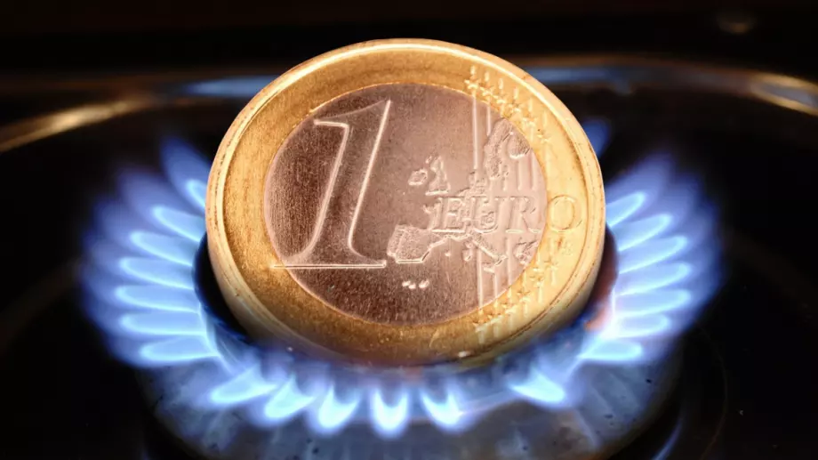 Еврото под 1,10 долара за първи път от началото на пандемията