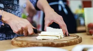 Запечено сирене с газирана вода 