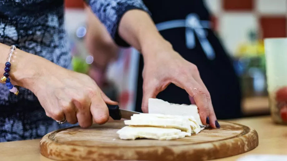 Сирене, увито в кори от баница