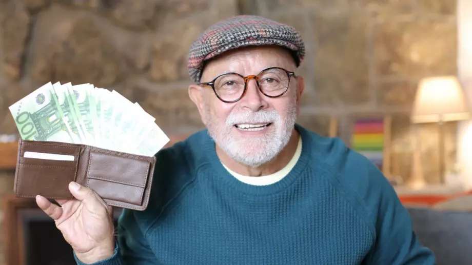 Кога и как пенсионерите ще получат пенсиите с коледния бонус?