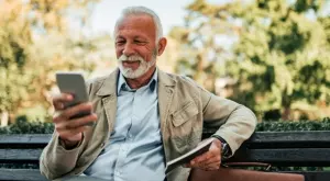 Украйна дава безплатни смартфони на ваксинирани възрастни хора