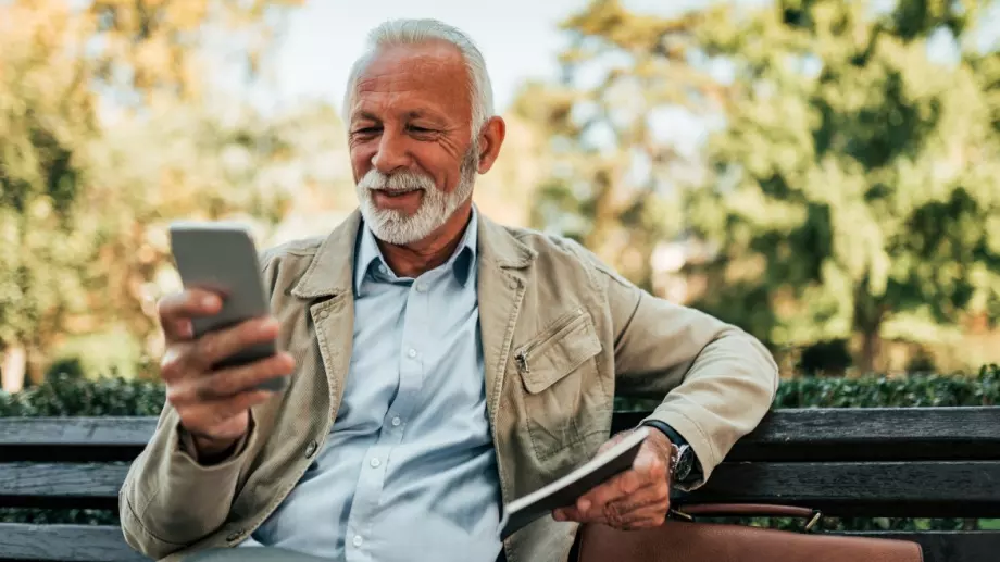 Украйна дава безплатни смартфони на ваксинирани възрастни хора