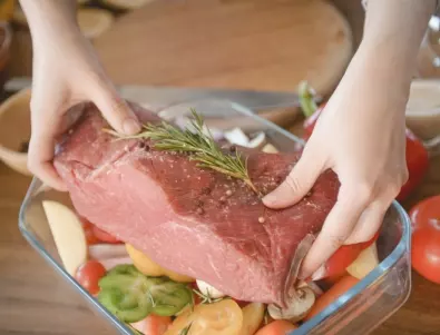 Защо опитните домакини винаги накисват месото във вода преди готвене?