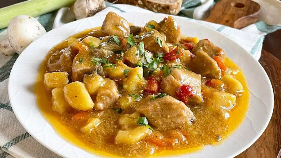 Така ще приготвите много вкусна яхния със свинско 