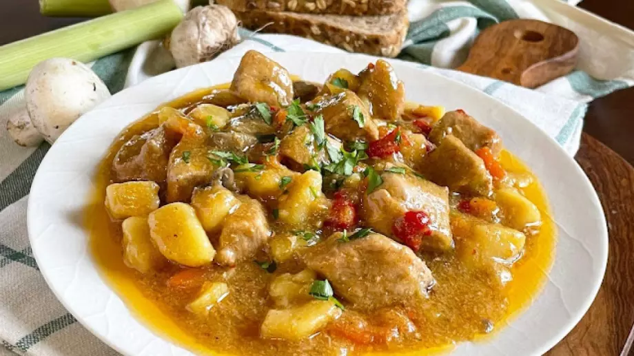 Яхния с пилешко и праз