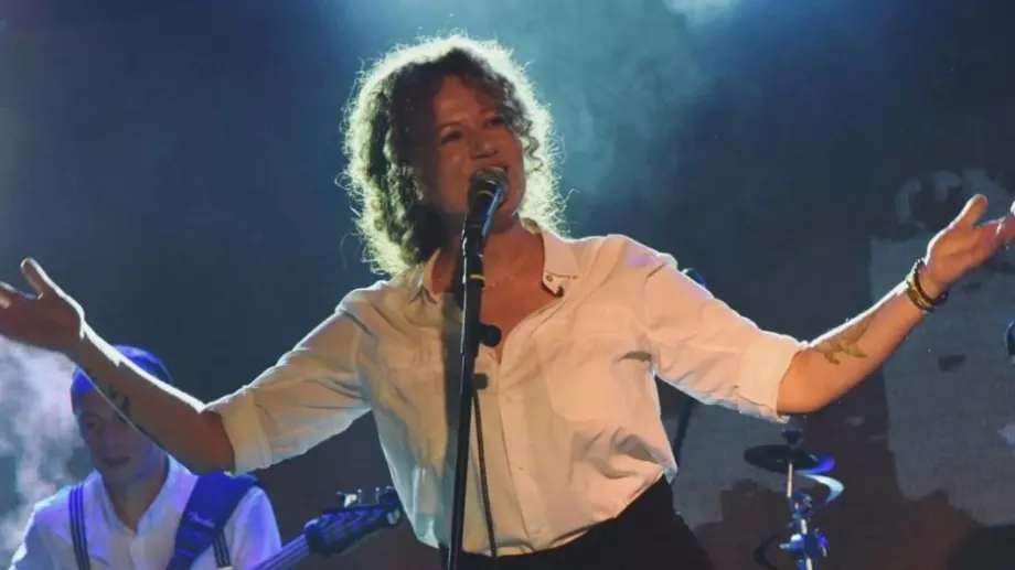 Белослава празнува 22 години на сцената с книга, нов албум и концерти