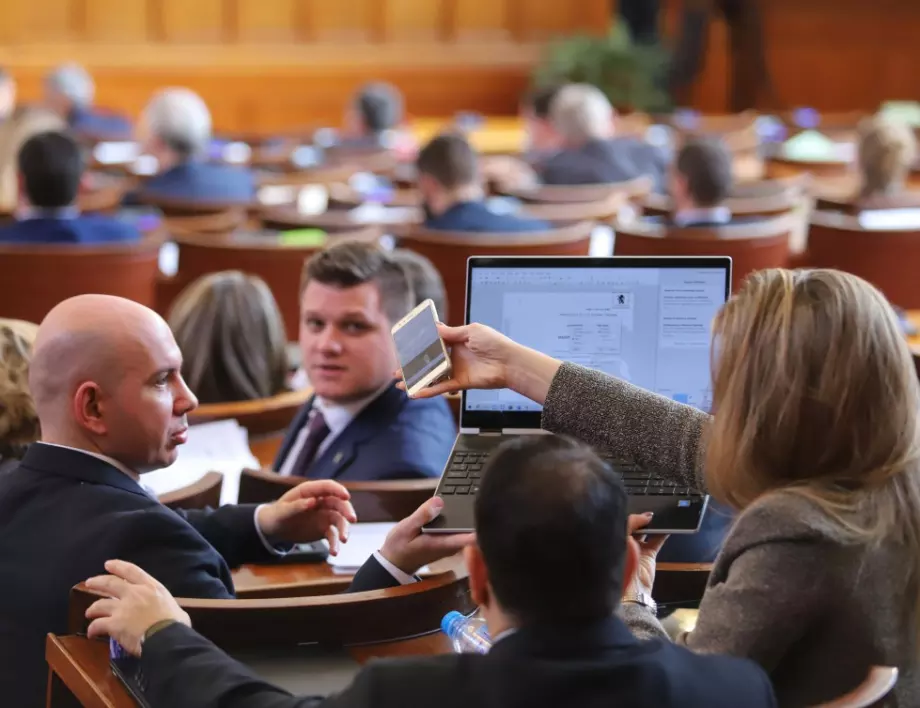 БНБ и ремонтите на пътищата в дневния ред на парламента 