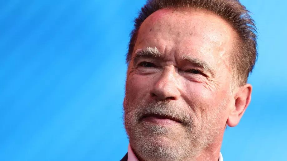 Арнолд Шварценегер е неузнаваем като Зевс (ВИДЕО)