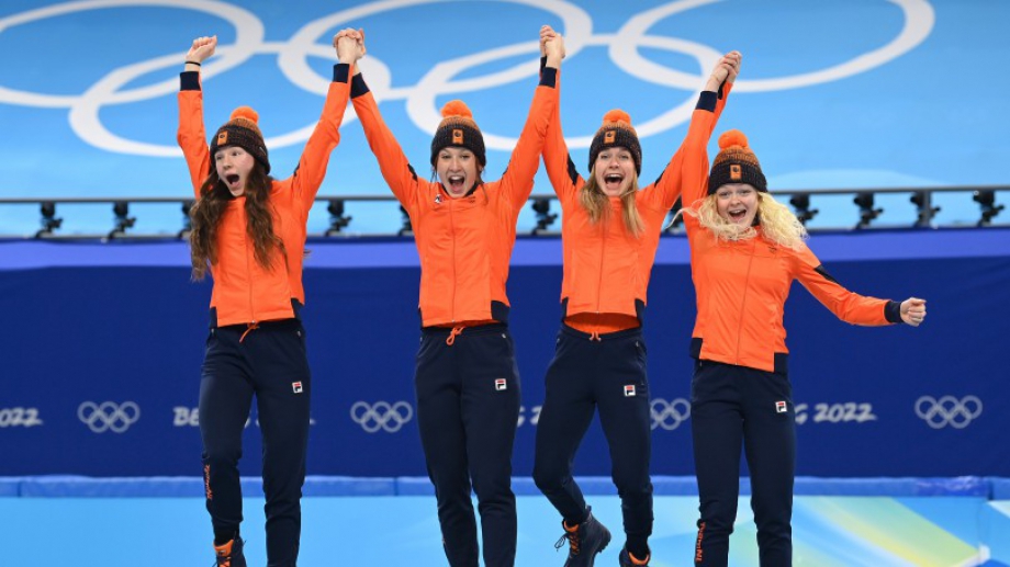 Женската щафета на Нидерландия триумфира във финала на 3000 метра