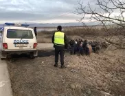 Джип с мигранти катастрофира след гонка с полицията, жена и дете са ранени
