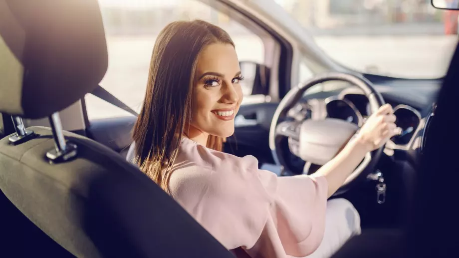 Защо опитните шофьори търкат стъклата на колата със суров картоф?