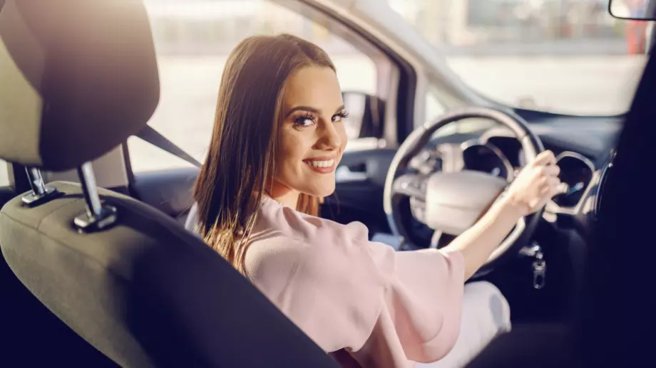 Депутатите се съгласиха да забранят нощното каране и мощните коли за младите шофьори