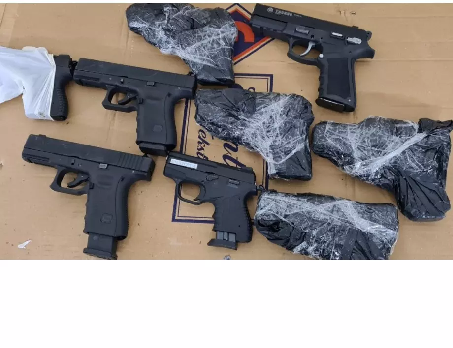 Откриха 9 пистолета, скрити в гумени ръкавици