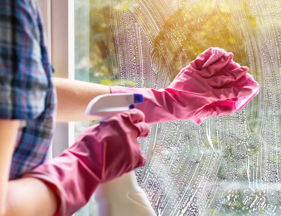 Опитните домакини смесват препарата за стъкла с това и прозорците остават чисти за по-дълго