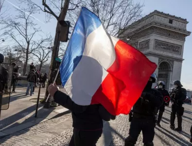 Френското правителство оцеля след вота на недоверие
