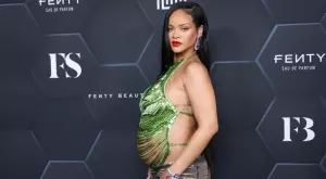 Увековечиха бременната Риана в скулптура в музей (ВИДЕО)