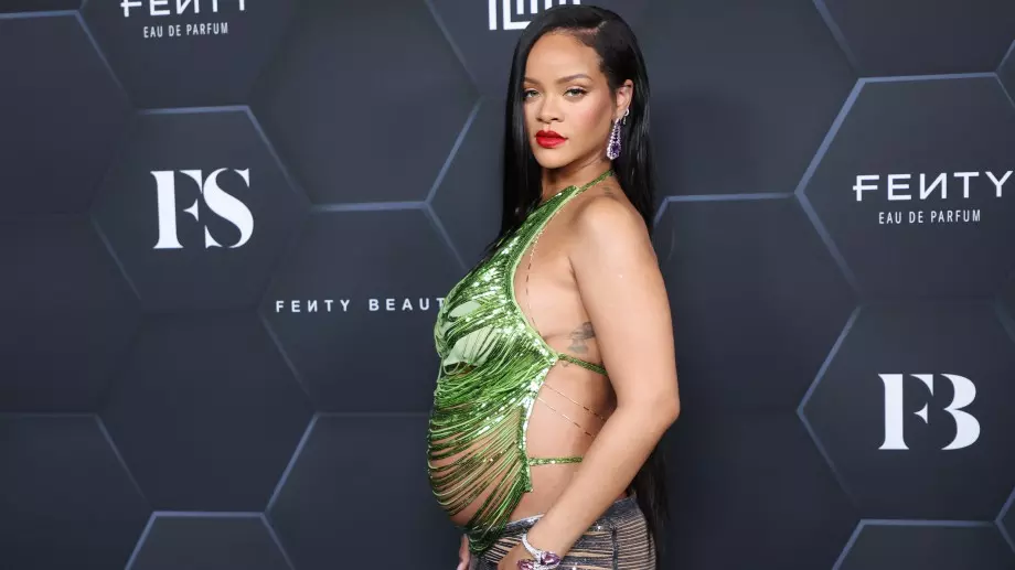 Увековечиха бременната Риана в скулптура в музей (ВИДЕО)