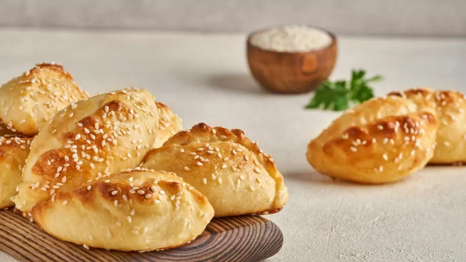 Пирожки с кайма и кашкавал - стават най-вкусни, ако им сложите това