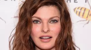 Линда Еванджелиста за първи път се показа след процедурата, която я обезобрази (СНИМКИ)