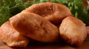 Хрупкави и меки пирожки със сирене от тефтера на баба