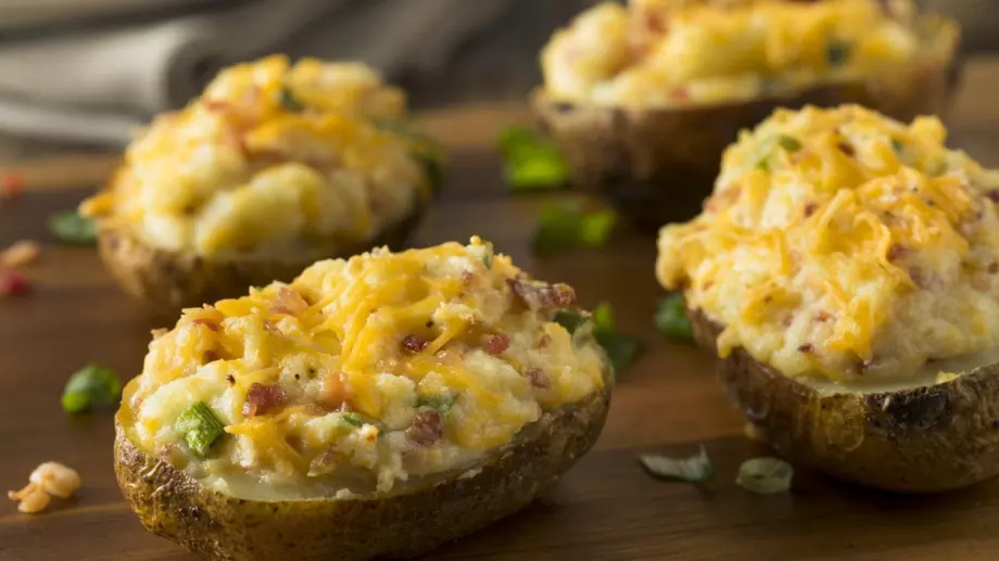 Пълнени картофи с наденица и кашкавал