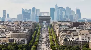 "Шан-з-Елизе" в Париж осъмна като огромна класна стая