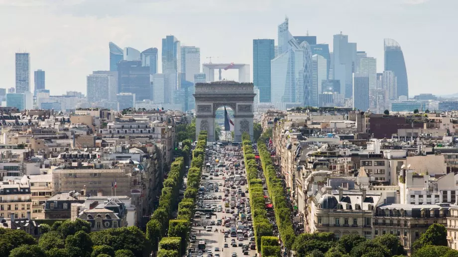 "Шан-з-Елизе" в Париж осъмна като огромна класна стая