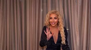 Скандалната Габриела от "Ергенът" е в прегръдките на богаташ (СНИМКИ)