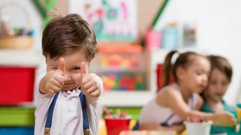 Виц на деня: Майката на Иванчо го прибира от детската градина