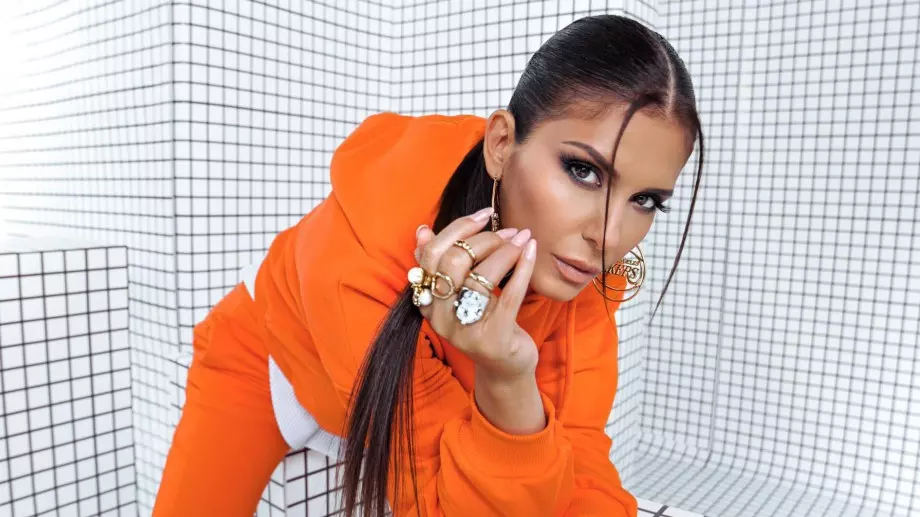 Анелия се сгоди, показа пръстена (СНИМКА)