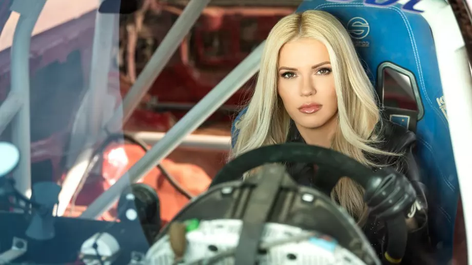 Нели Петкова в яростна надпревара с рали състезател (ВИДЕО)