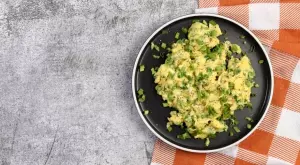 Бъркани яйца с пресен лук