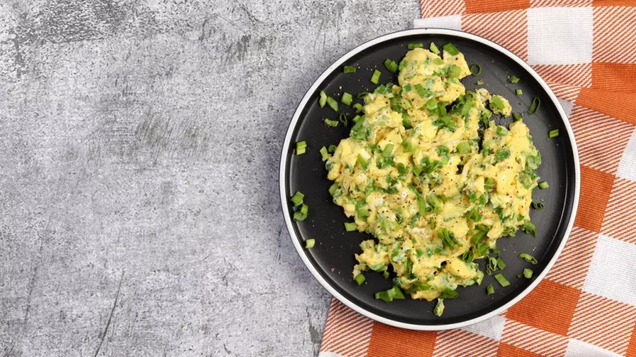 Бъркани яйца с пресен лук