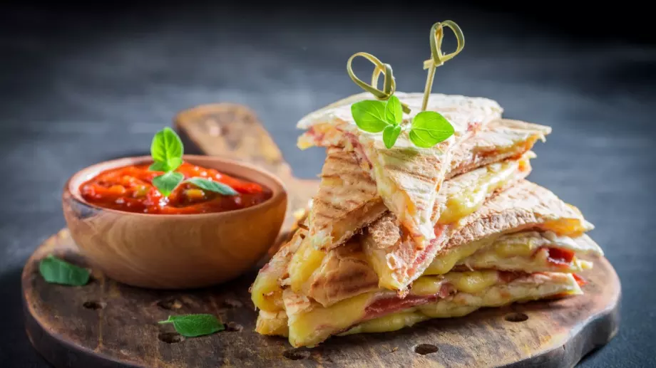 Препечена тортила с домати и сирене - ето как за нула време