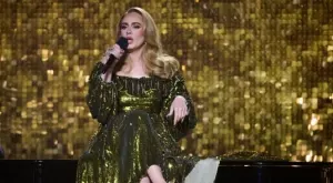 Адел навърши 34 в мини рокля и БЕЗ грим (СНИМКИ)