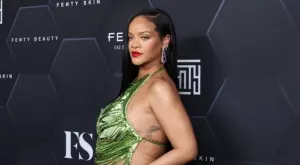 Риана показа невиждани голи СНИМКИ от бременността си 