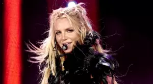 Бритни Спиърс лъсна чисто гола (СНИМКИ)