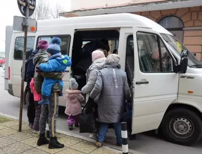 Откриха 31 нелегални мигранти в бус край Карлово, 8 са откарани в болница