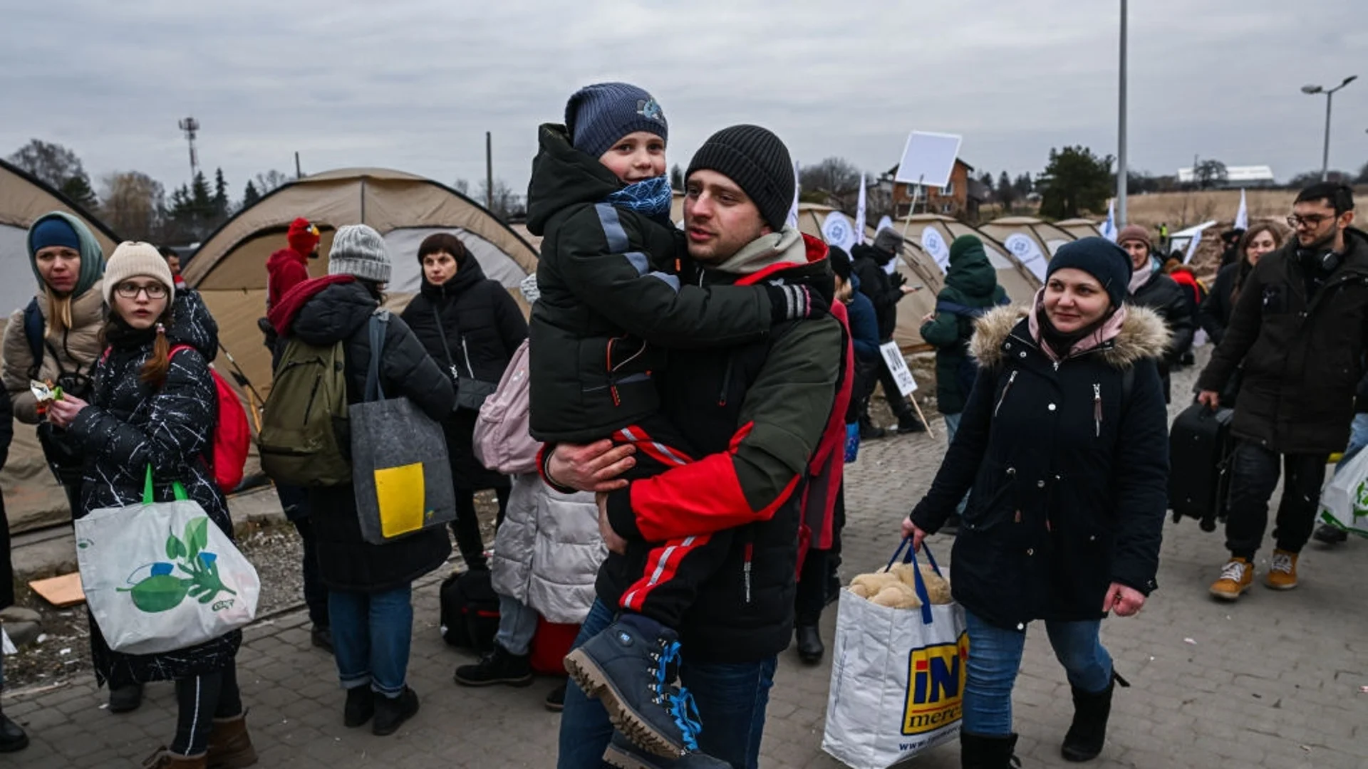 Повече от 80% от търсещите убежище в Ирландия преминават през Обединеното кралство: Ирландски министър