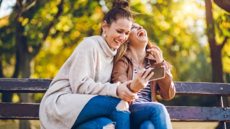 Виц на деня: Двама бизнесмени се разхождат в парка