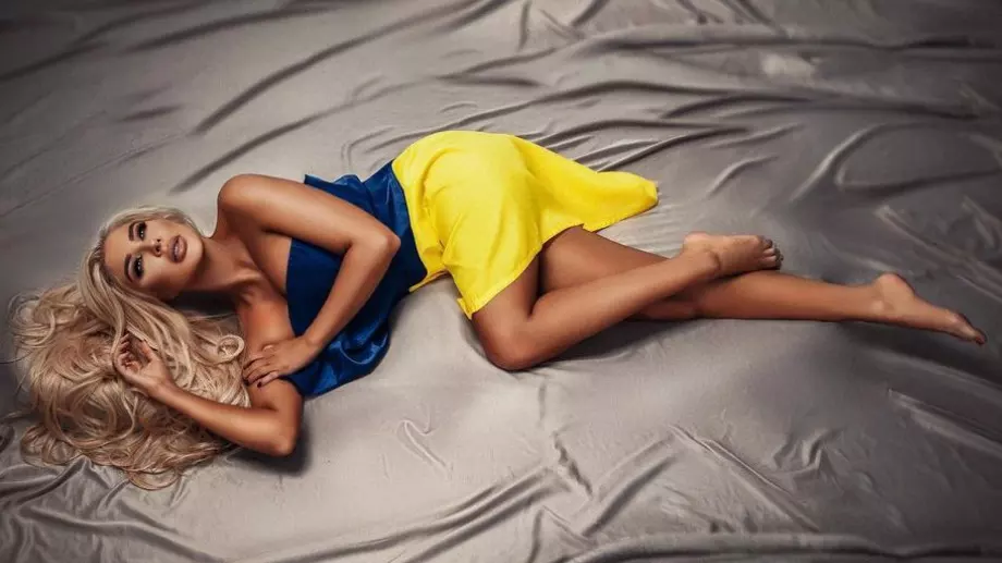 Андреа отговори на критиките за голите ѝ снимки с украинското знаме