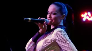 Секси модел на Playboy готви в помощ на Украйна (СНИМКИ)